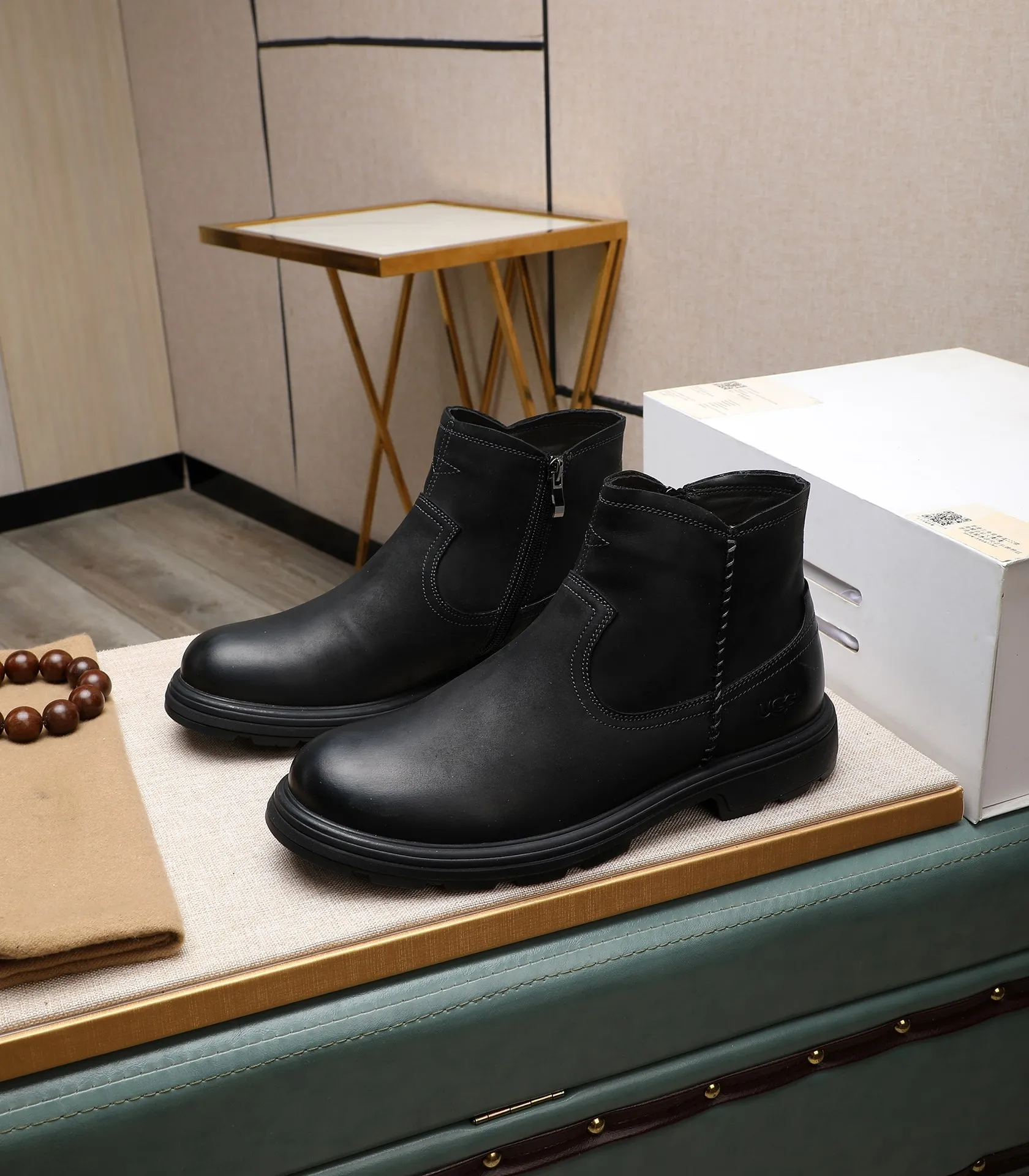 Men's men's shoes💰640 UGG (100% genuine wool lining, 10% off for fake ones) Please pay attention to the quality of the original order and compare the thickness of the wool🏮🏮Hot-selling UGG from Australia's warm luxury brand men's shoes, the official website is synchronized, Beckham men's style..., made of imported top-layer waxed cowhide, waxed toe cap, Australian real wool velvet lining Carefully sewn...Imported rubber Martin boots outsole (comfortable, soft and wear-resistant). I really like the quality..Exquisite workmanship. You can't put it down at first sight. Size 39-44